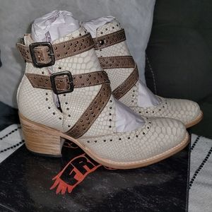 Freebird by Steven White Snake Sapphire